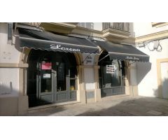 Local comercial en primera línea de la calle Medina