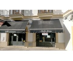 Local comercial en primera línea de la calle Medina