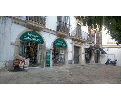 Local comercial en primera línea de la calle Medina