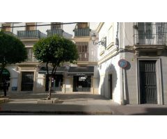 Local comercial en primera línea de la calle Medina