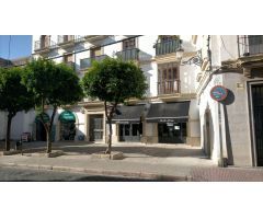 Local comercial en primera línea de la calle Medina