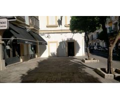 Local comercial en primera línea de la calle Medina