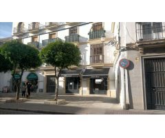 Local comercial en primera línea de la calle Medina