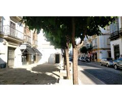 Local comercial en primera línea de la calle Medina