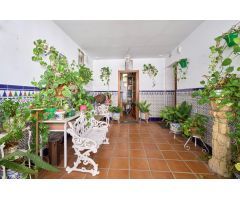 Casa en el centro histórico de Jerez junto a la iglesia de San Lucas.