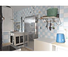 Carnicería en traspaso con local y equipamiento completo en zona de alto paso.