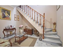 Casa amplia con dos viviendas independientes, garaje y local comercial.