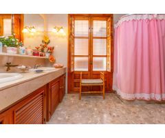 Espaciosa vivienda en pleno centro de Jerez con garaje.
