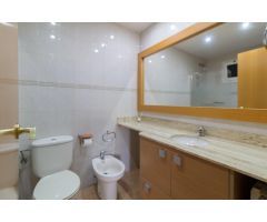 PISO en LA MEJOR ZONA con 3 DORMITORIOS, 2 BAÑOS y PARKING DIRECTO ASCENSOR. SEMINUEVO
