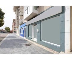 Local comercial con amplios escaparates en la Avenida Juan Carlos I