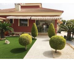 Impecable villa independiente de lujo con 800 m2 de parcela en Torrevieja.