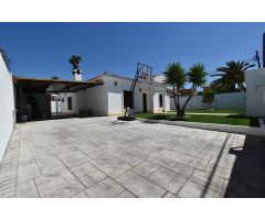 Chalet URBANO de 3 dormitorios y piscina en Las Menuditas