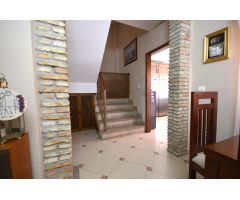 CASA CON 13 AÑOS, EN PERFECTO ESTADO Y CON PATIO