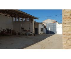 NAVE INDUSTRIAL DE 710 M2. SOLAR, GRAN PARTE AL DESCUBIERTO