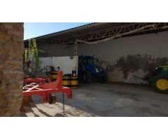 NAVE INDUSTRIAL DE 710 M2. SOLAR, GRAN PARTE AL DESCUBIERTO