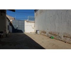 NAVE INDUSTRIAL DE 710 M2. SOLAR, GRAN PARTE AL DESCUBIERTO