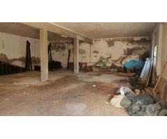 NAVE INDUSTRIAL DE 710 M2. SOLAR, GRAN PARTE AL DESCUBIERTO