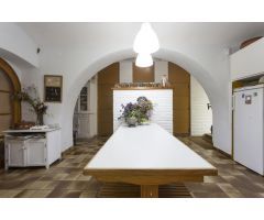 Se vende masía ubicada en Anglès.