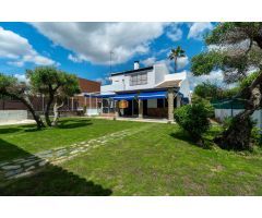 CHALET INDEPENDIENTE CON PISCINA PRIVADA EN URBANIZACIÓN LOS CABALLEROS - BORMUJOS..!!