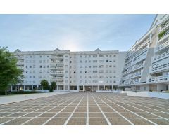 APARTAMENTO MUY LUMINOSO CON TRASTERO PISCINA Y ZONAS AJARDINADAS.