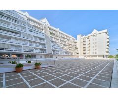 APARTAMENTO MUY LUMINOSO CON TRASTERO PISCINA Y ZONAS AJARDINADAS.