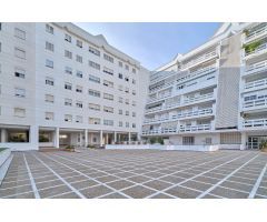 APARTAMENTO MUY LUMINOSO CON TRASTERO PISCINA Y ZONAS AJARDINADAS.