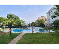 APARTAMENTO MUY LUMINOSO CON TRASTERO PISCINA Y ZONAS AJARDINADAS.