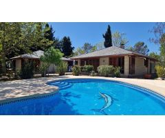 Se alquila chalet con piscina en Eurovillas
