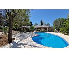 Se alquila chalet con piscina en Eurovillas