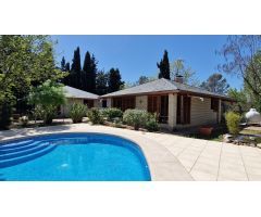 Se alquila chalet con piscina en Eurovillas