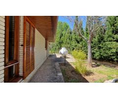 Se alquila chalet con piscina en Eurovillas