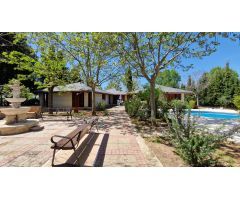 Se alquila chalet con piscina en Eurovillas