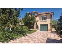Gran chalet en venta con piscina junto a Centro comercial Eurovillas