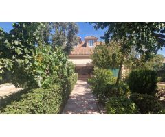 Gran chalet en venta con piscina junto a Centro comercial Eurovillas