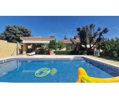 Gran chalet en venta con piscina junto a Centro comercial Eurovillas