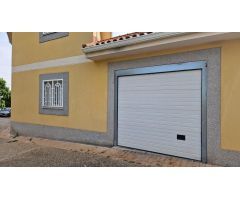 Chalet adosado con patio y garaje en Pozuelo del Rey.