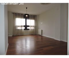 Piso de alquiler en la Nueva Benicalap de tres habitaciones, dos baños, con piscina y garaje