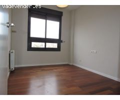 Piso de alquiler en la Nueva Benicalap de tres habitaciones, dos baños, con piscina y garaje