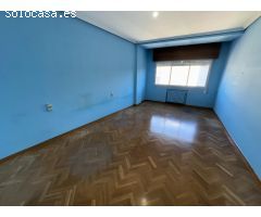 VENTA: Amplio piso en el centro de Ponferrada.