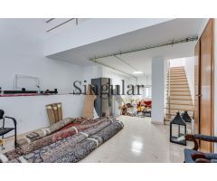 Amplio local comercial con terraza: Una oportunidad perfecta de inversión en el centro de Esplugues