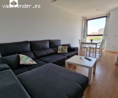 Piso con dormitorio principal privado con sala de estar y baño.