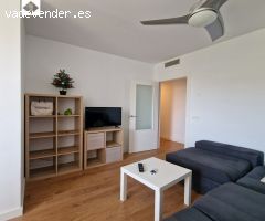 Piso con dormitorio principal privado con sala de estar y baño.