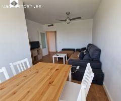 Piso con dormitorio principal privado con sala de estar y baño.