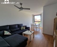 Piso con dormitorio principal privado con sala de estar y baño.