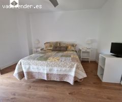 Piso con dormitorio principal privado con sala de estar y baño.
