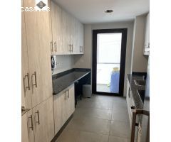 Piso con dormitorio principal privado con sala de estar y baño.