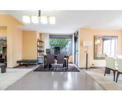 Descubre el oasis de tus sueños en La Quinta: Chalet de lujo con piscina comunitaria, gimnasio priv
