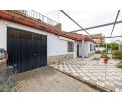 Chalet de una planta en Otura con jardín, piscina y terraza