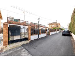 Chalet de una planta en Otura con jardín, piscina y terraza