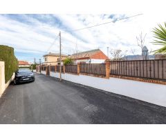 Chalet de una planta en Otura con jardín, piscina y terraza